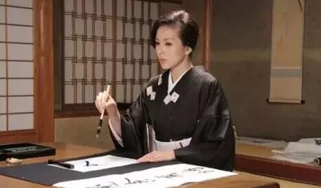 日语中出现「ら抜き言葉」的现象是什么原因?